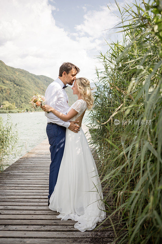 码头上一对美丽的新婚夫妇