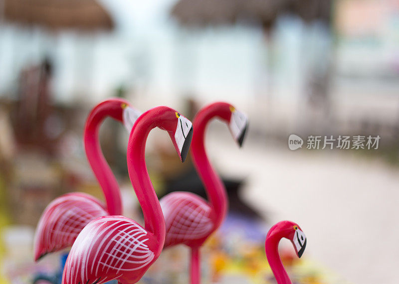 墨西哥:海滩上的彩色木制火烈鸟零售展示