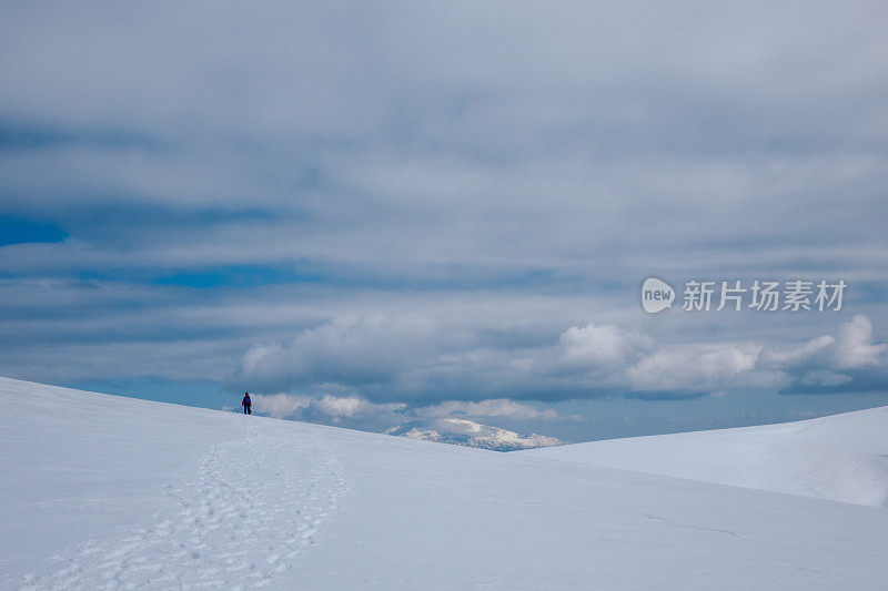 登山者冬天在攀登高海拔的山峰