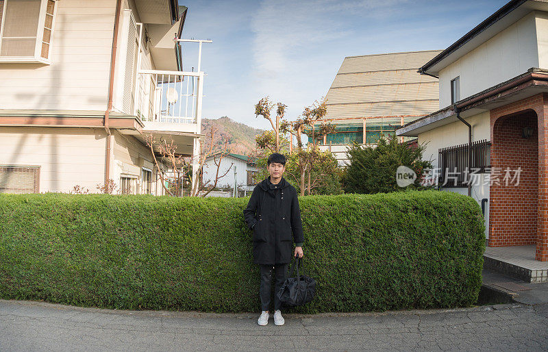 年轻的亚洲男子和日本朋友寻找旅游地点使用手机和花时间在亚洲旅行