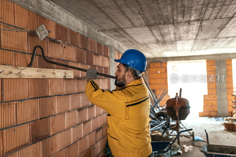 建筑工地上的建筑工人