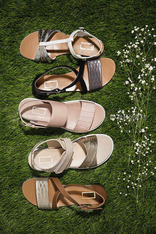 时尚凉鞋孤立在草地背景