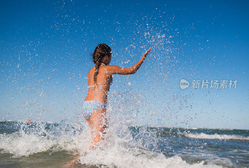 飞溅的海水。