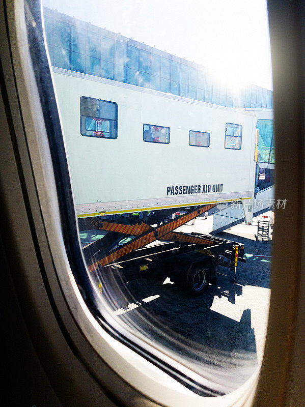 透过飞机窗户看到乘客援助装置正在升起