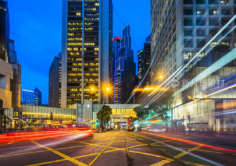 香港中环夜间街道上的汽车步道