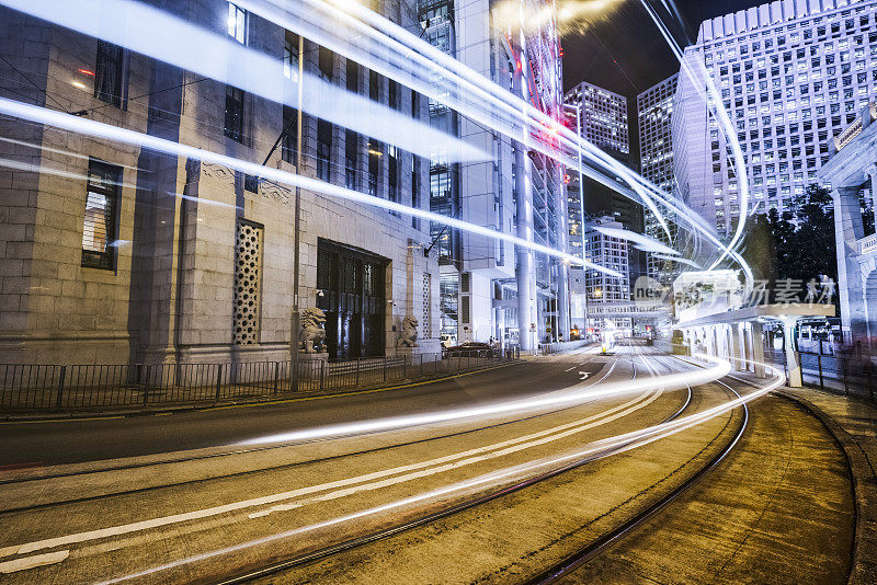 香港中环夜间街道上的汽车步道