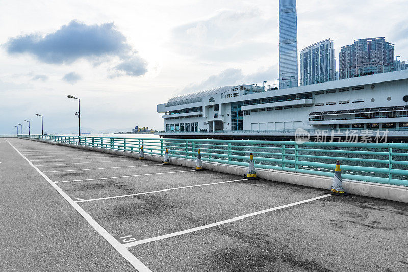 维多利亚港旁的空路和停车线