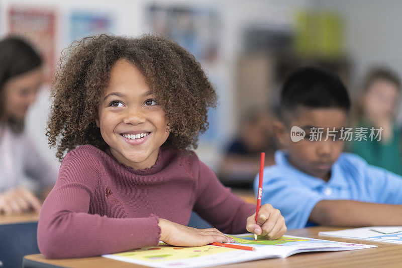 一个微笑的学生在课堂上的肖像