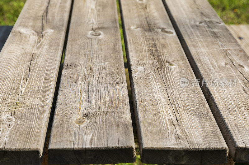木材纹理的背景。松木野餐桌。风化的打结松木。