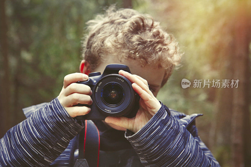 小男孩在森林里拍照
