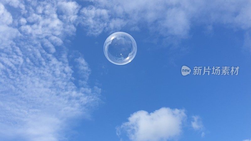 蓝天上漂浮着肥皂泡和白云