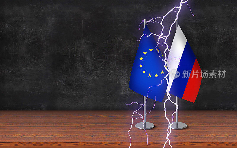 国与国冲突概念;欧盟和俄罗斯的3D课桌旗帜与雷声一起站立在一张课桌上，黑板背景前有较大的抄写空间。