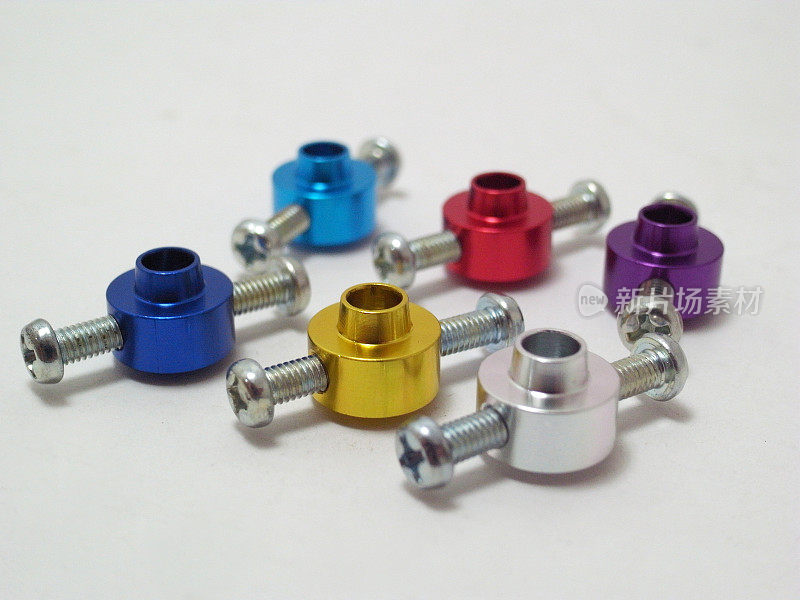 蓝色，红色，银色，金色，紫色铝制零件孤立在白色背景，CNC零件