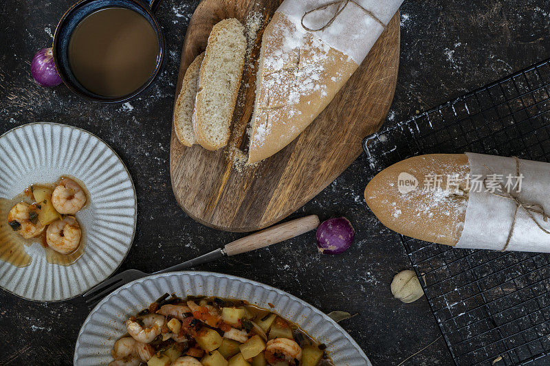 家庭晚餐:全麦面包，烤虾和土豆