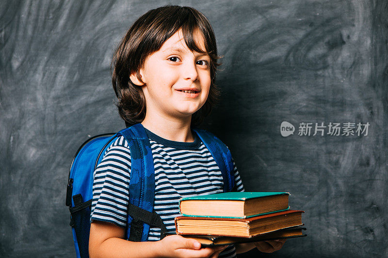 拿着书的小男孩学生