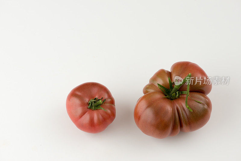 来自加拿大安大略省的新鲜牛排西红柿，白色背景