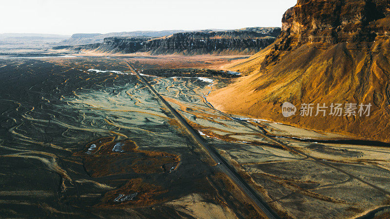 鸟瞰冰岛南部美丽的公路和山景