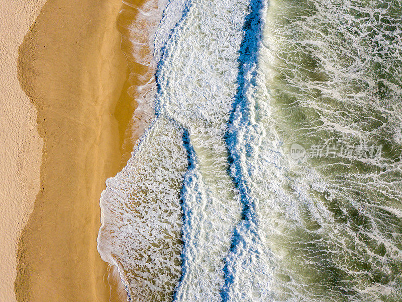 壮观的鸟瞰图，美丽的白色海滩沐浴在强烈的海浪