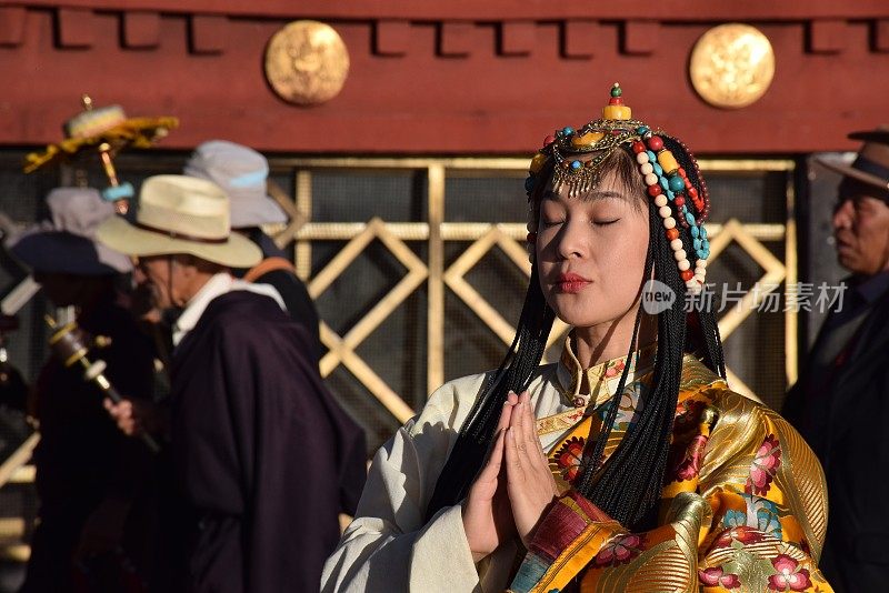 美丽的亚洲女孩穿着传统的西藏服装拍照