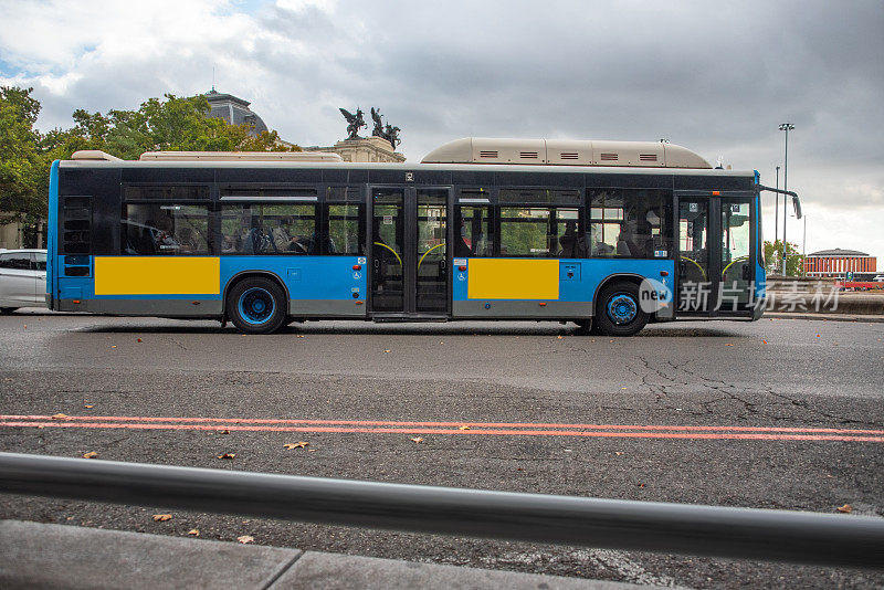 现代蓝色城市公交车