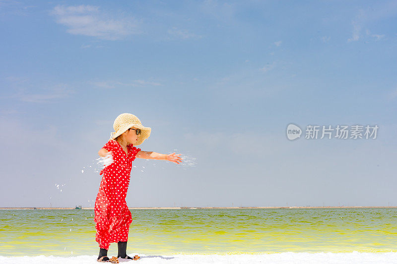 一个小女孩在湖边玩耍