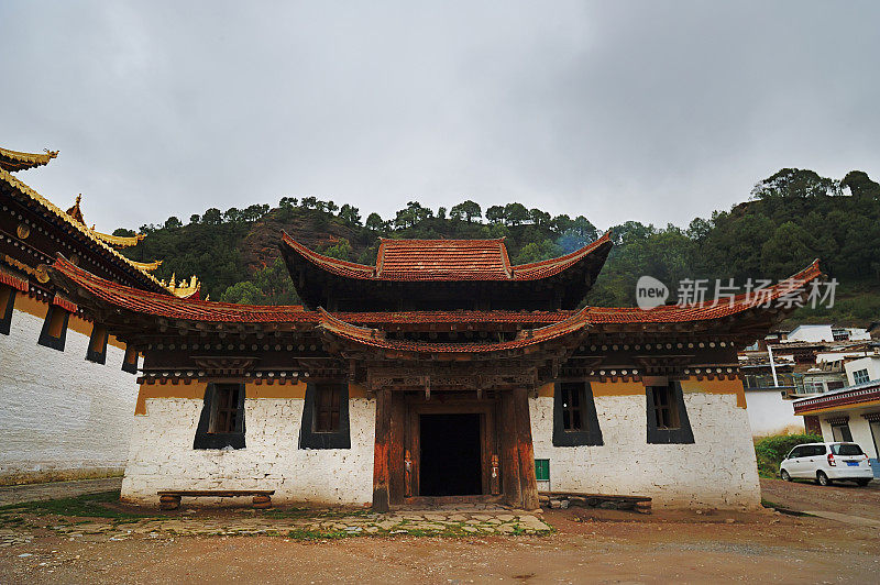 中国甘肃省甘南市藏族自治州曲鲁县朗木寺藏传佛教寺院的住家。