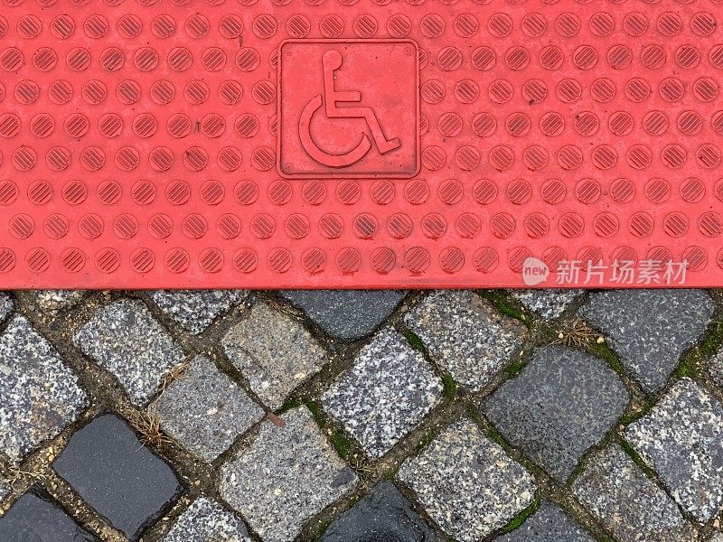 红色塑料地板上的轮椅标志