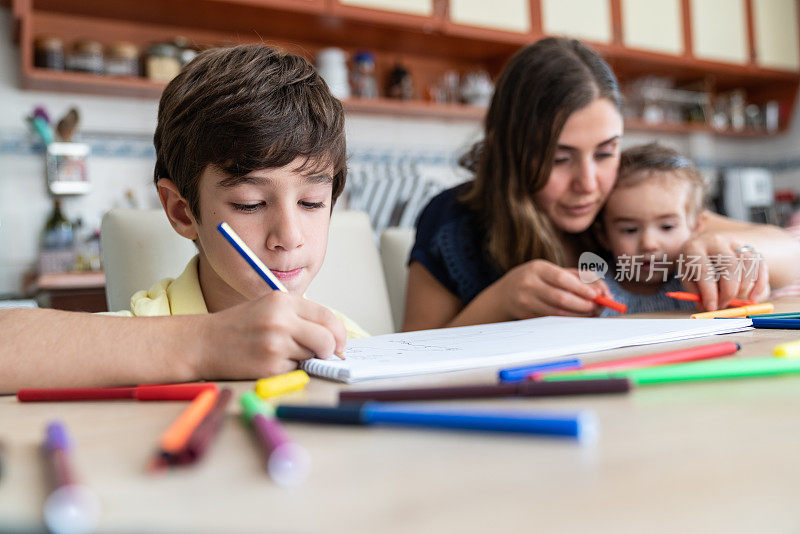 年轻保姆照顾小男孩和小女孩的肖像