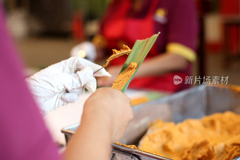 典型亚洲食品:“Otak-otak”(烤Attap叶包鱼饼)