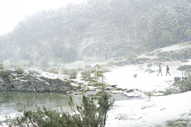 徒步旅行在雪