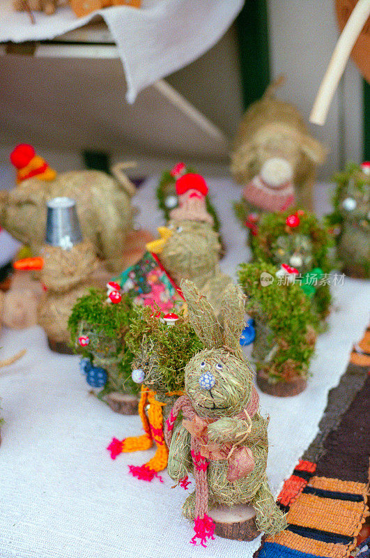 圣诞市场上干草制成的圣诞装饰玩具