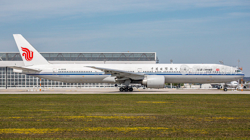 中国国际航空公司波音777客机正准备在慕尼黑机场起飞