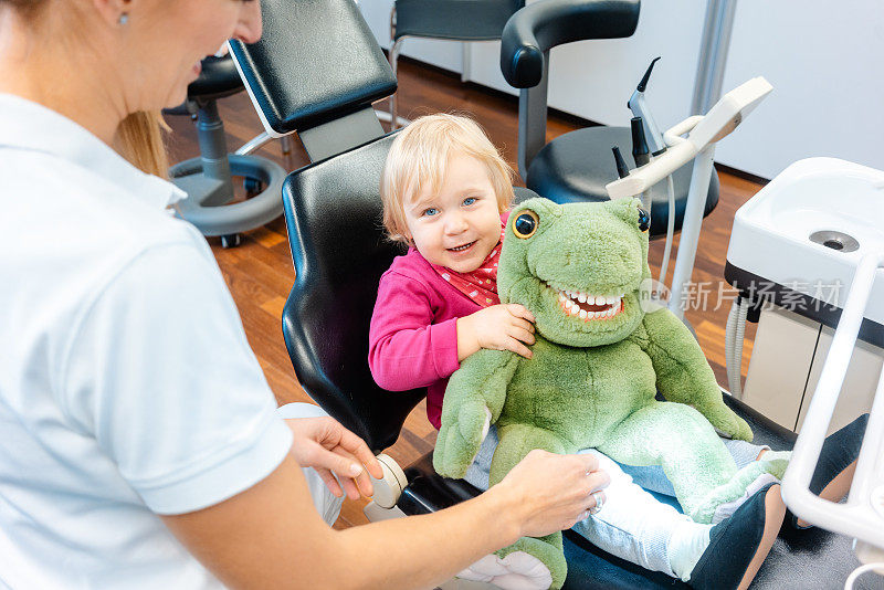 小女孩看牙医玩得很开心