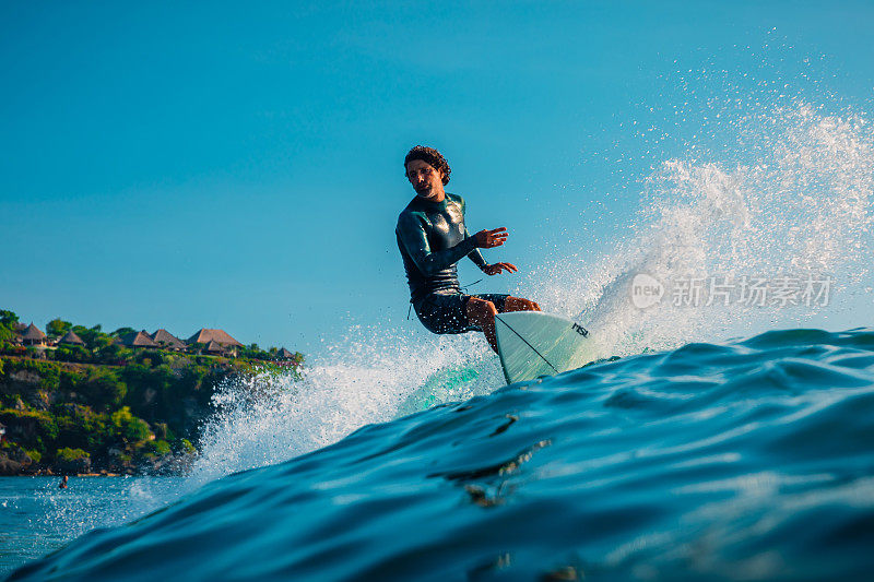 2020年1月16日。印尼巴厘岛。冲浪者乘风破浪。在海浪中专业冲浪