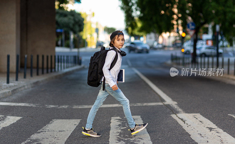 小学生背着背包过马路