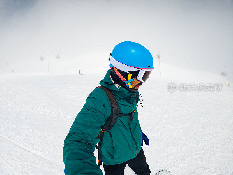 滑雪运动员在山上自拍