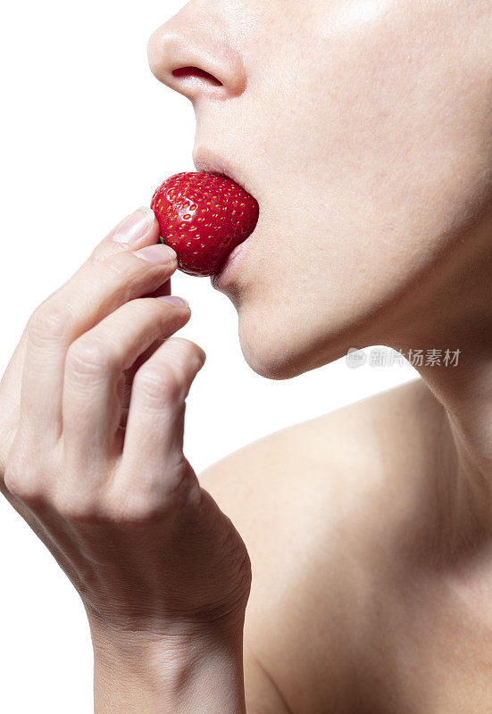 女人吃草莓