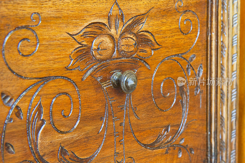 一个古董木质意大利家具的细节刚刚恢复与花卉装饰