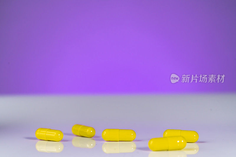 紫色背景上的黄色药丸