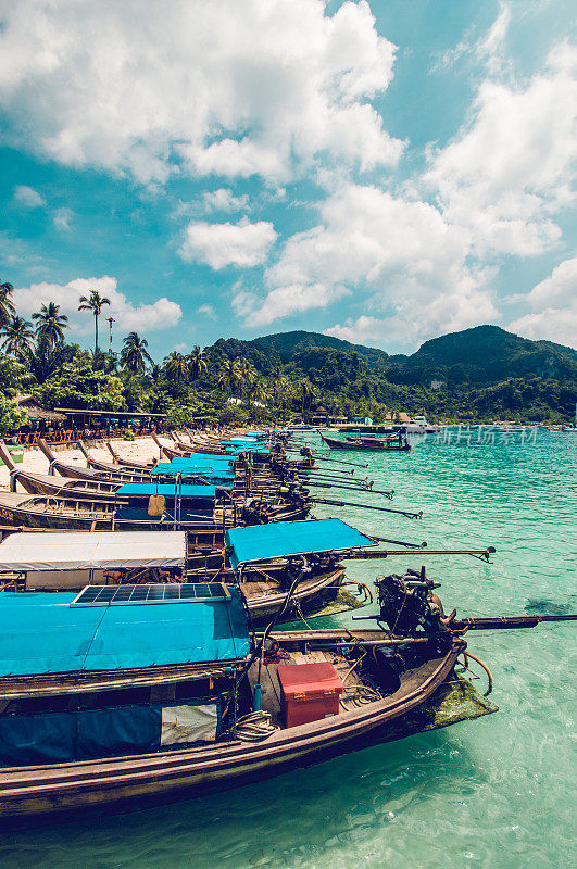 泰国普吉岛的蓝绿色水域和大帆船