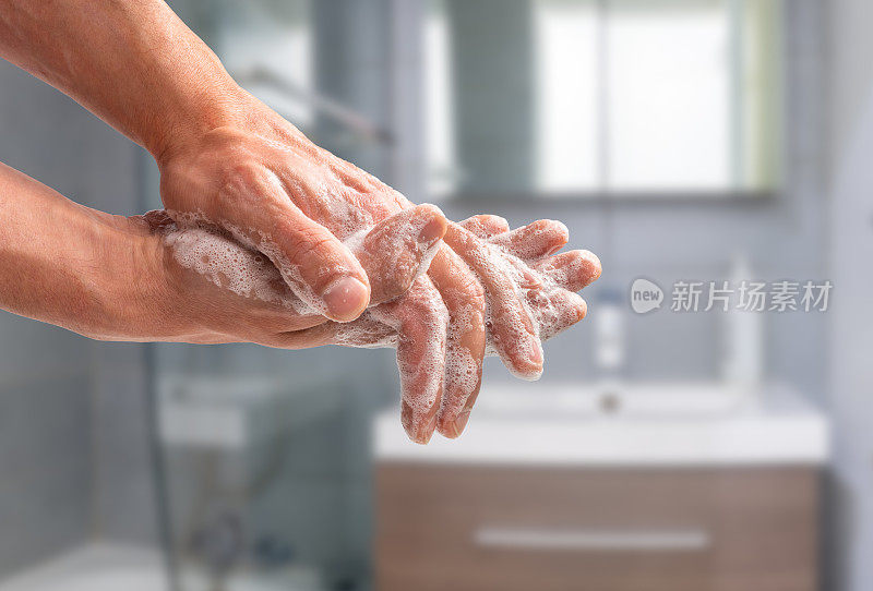 男人在洗手间洗手