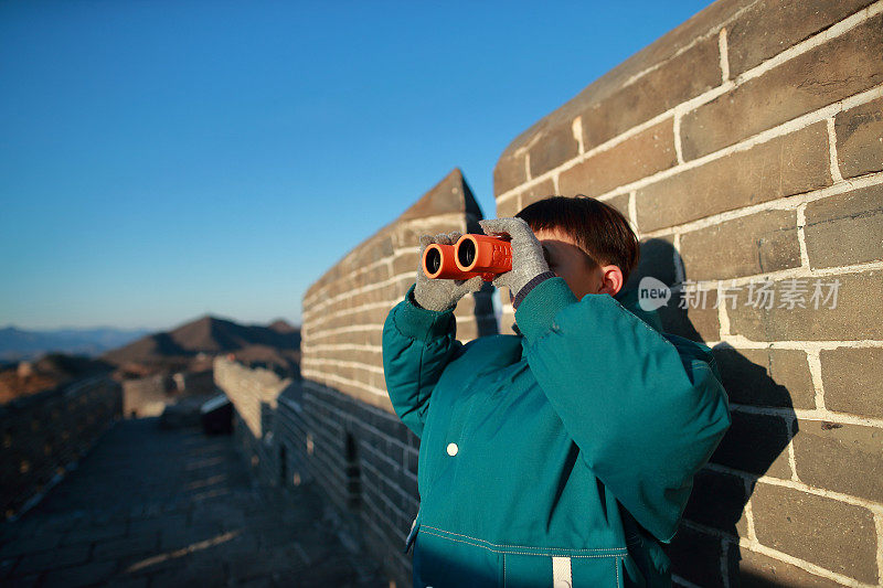 男孩在长城上徒步旅行