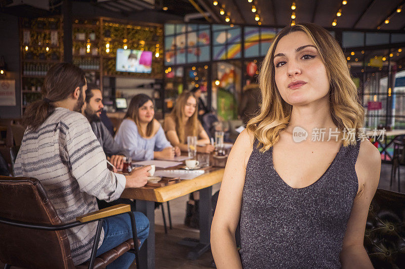 女商人在这次商务会议上的领导形象