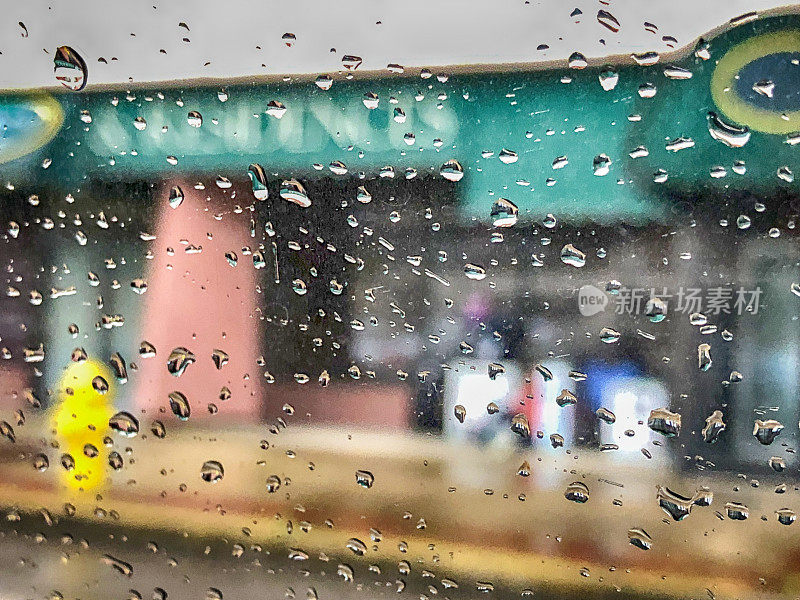 雨中的城市景象;从窗户掉下去