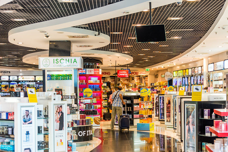 意大利卡波迪基诺那不勒斯国际机场国际离境大厅的免税店