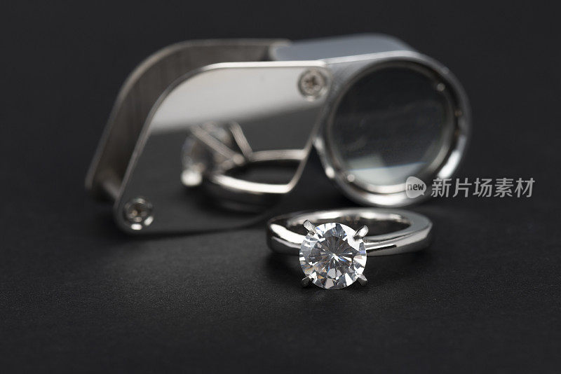 钻石戒指和放大镜