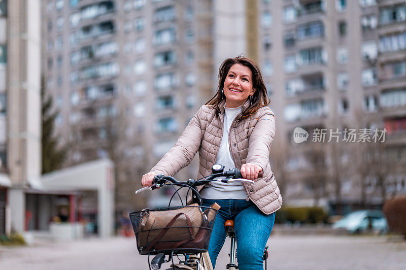 在住宅区骑自行车的妇女