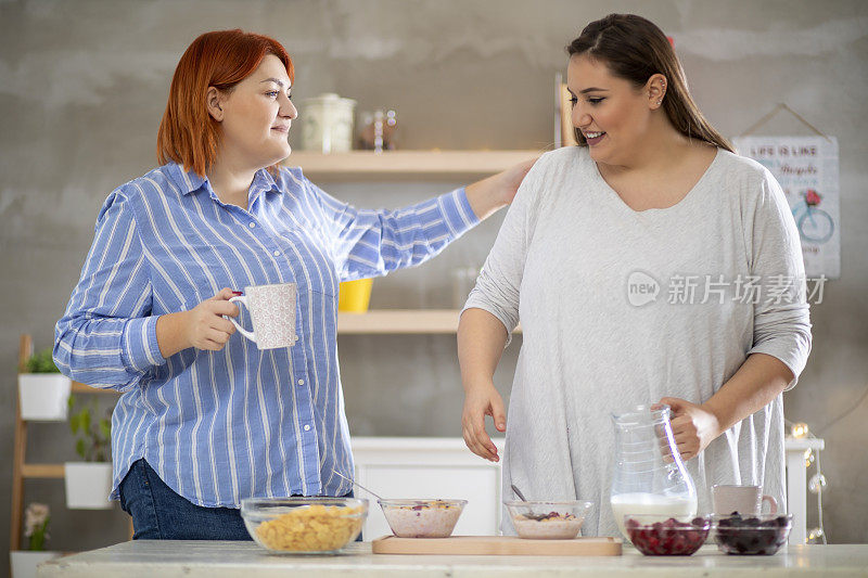 年轻微笑的胖女人在准备早餐。