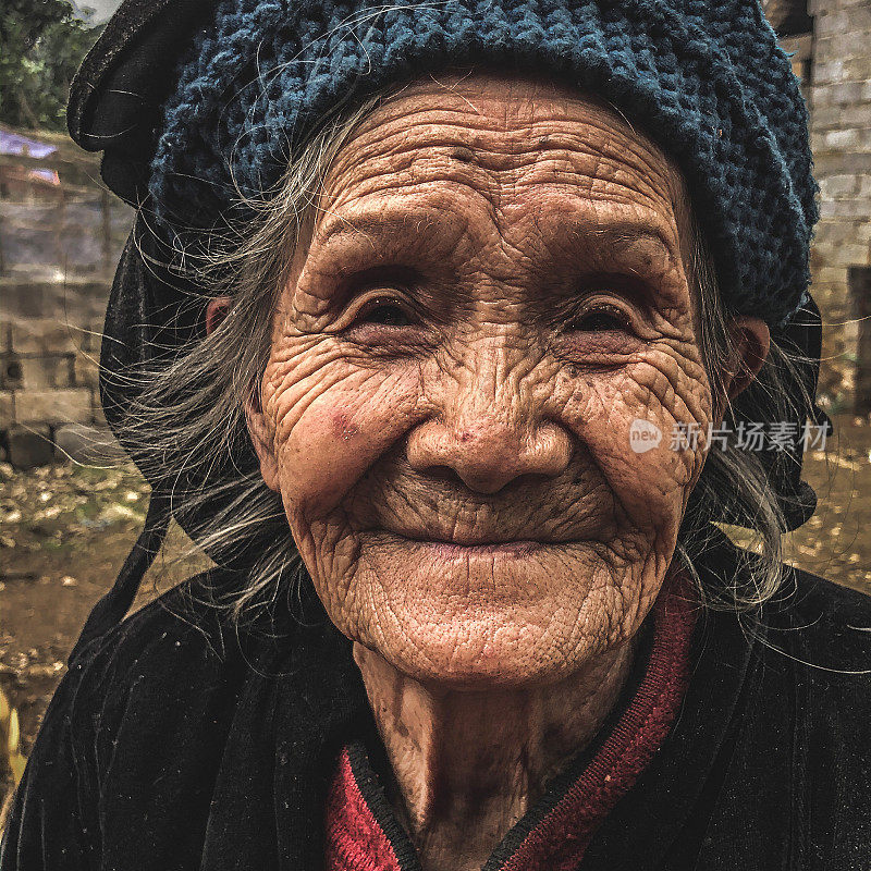 98岁的皱纹越南妇女看着相机，曹邦省，中庆区
