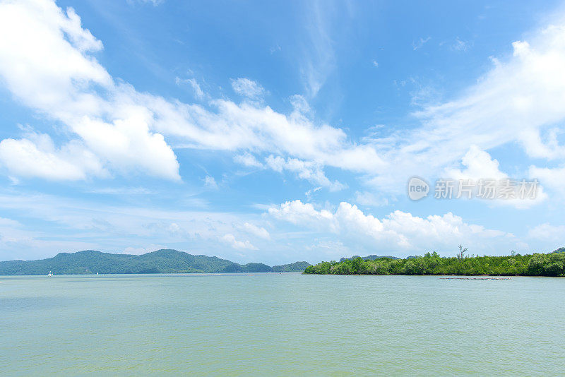 热带海洋和岛屿与蓝天背景